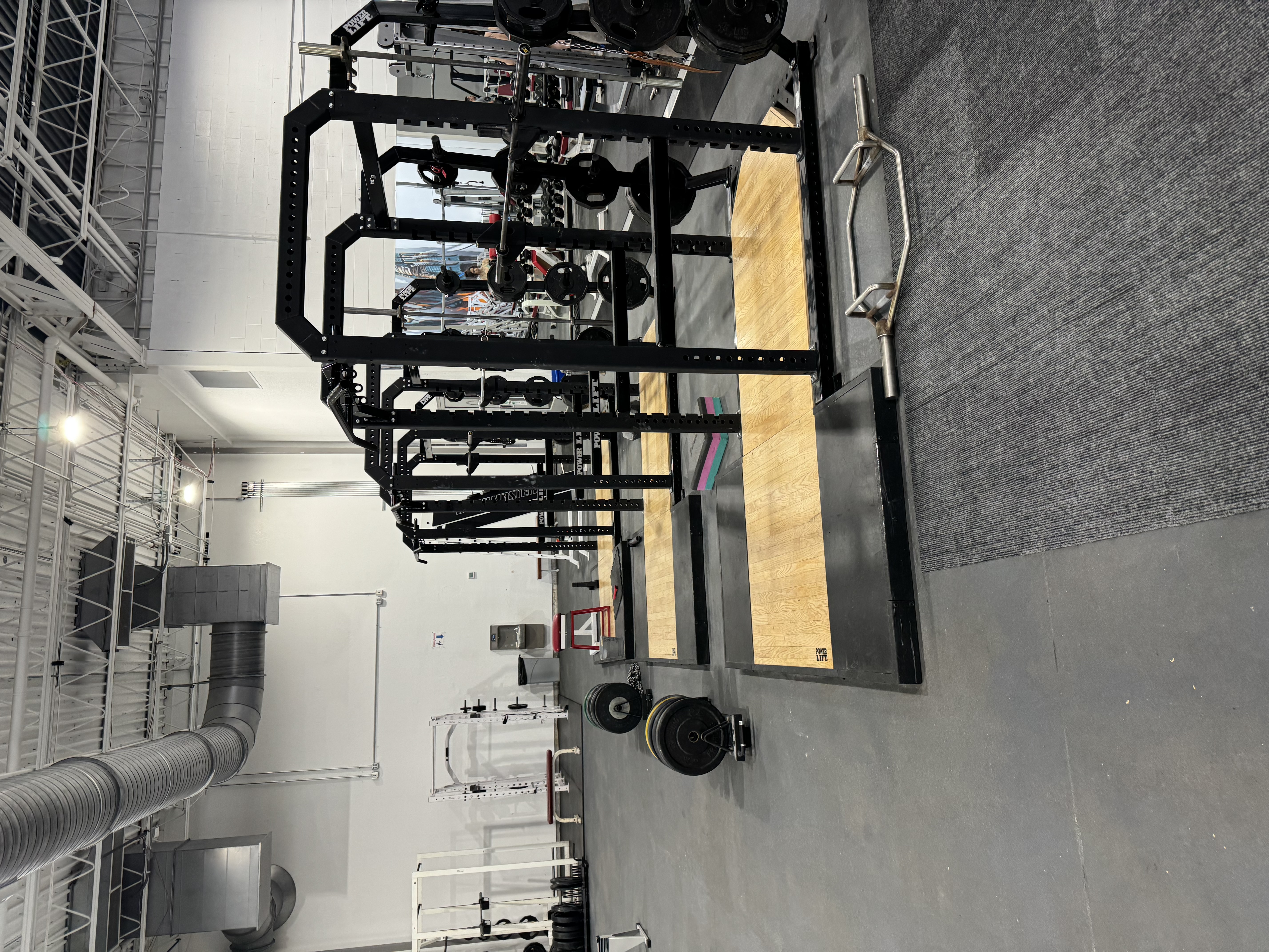 Power rack paradise for serious lifters! 🏋️‍♀️